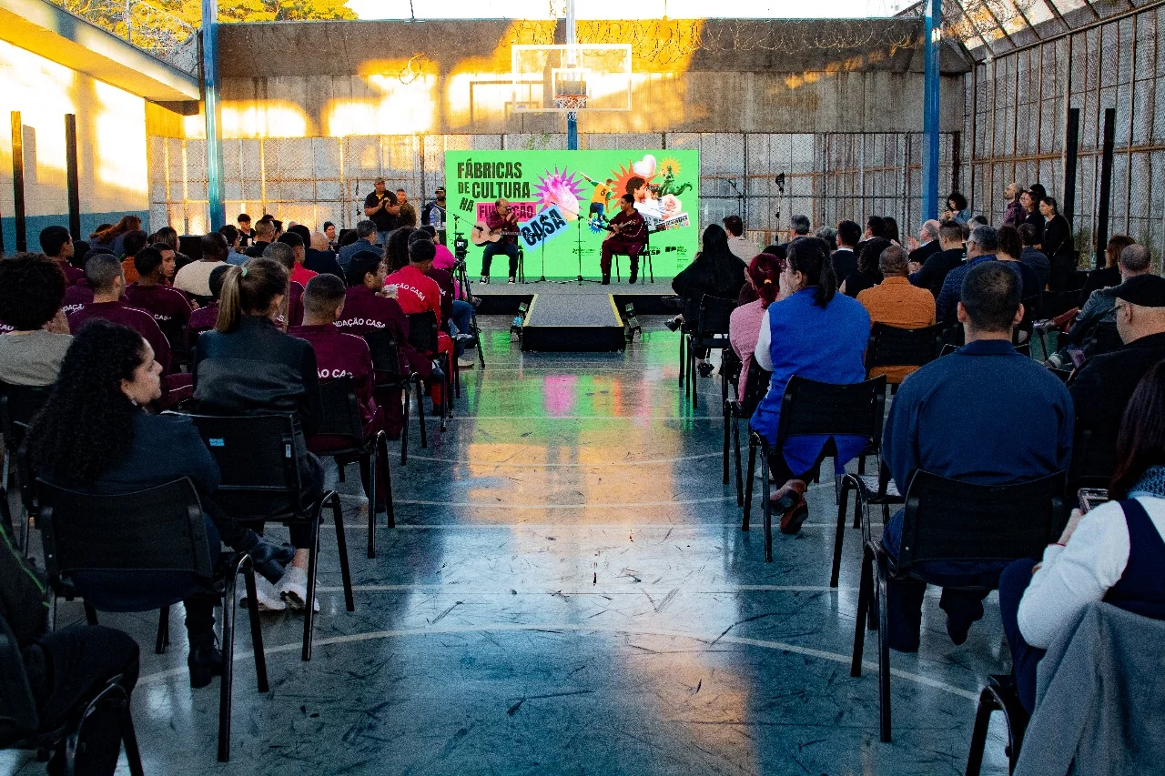 Banda tocando e pessoas assistindo