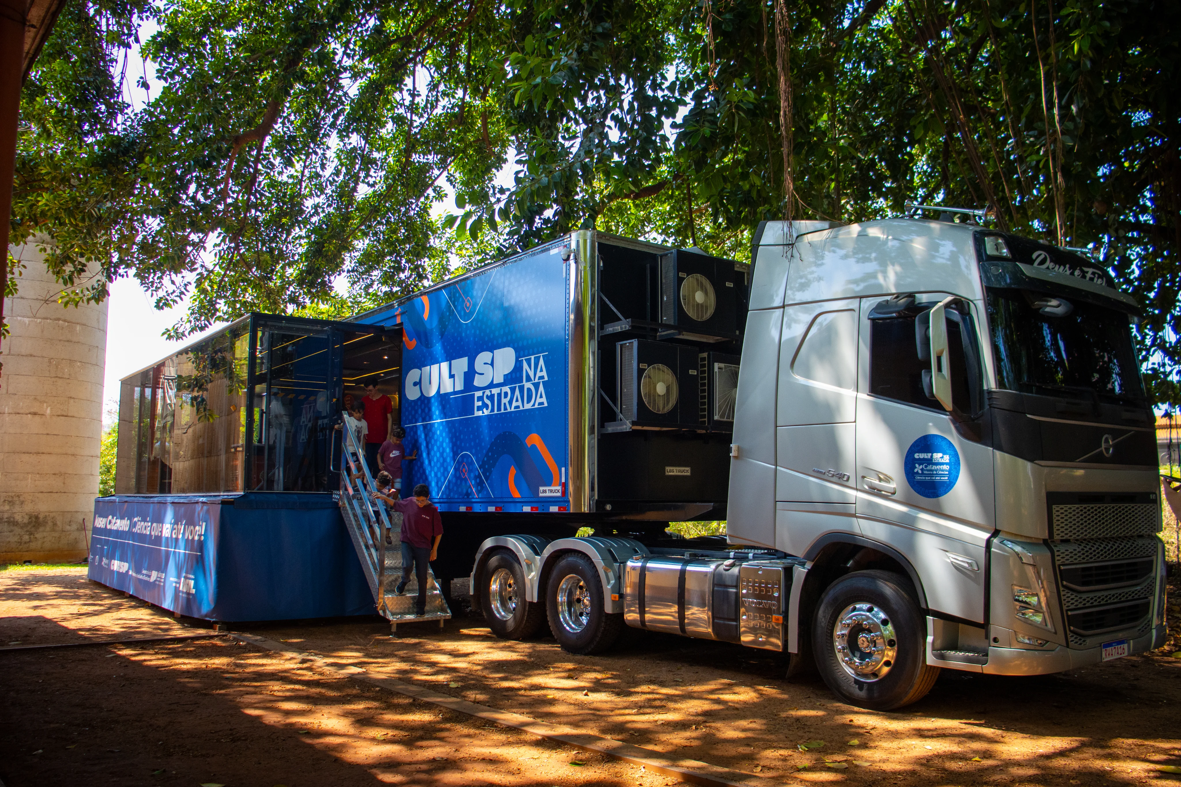 Caminhão escrito CULT SP na estrada