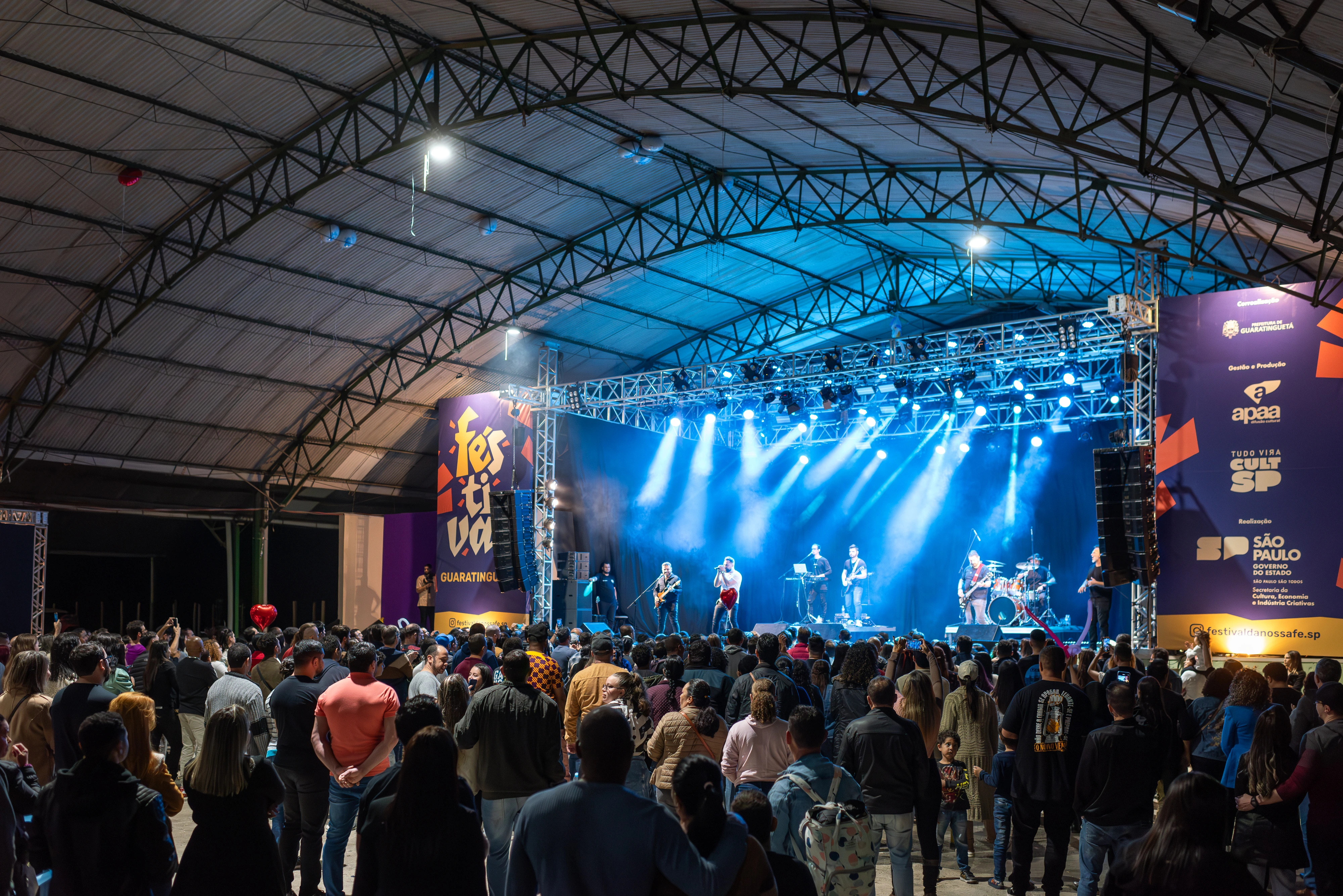 Imagem de alunos vestidos de roxo