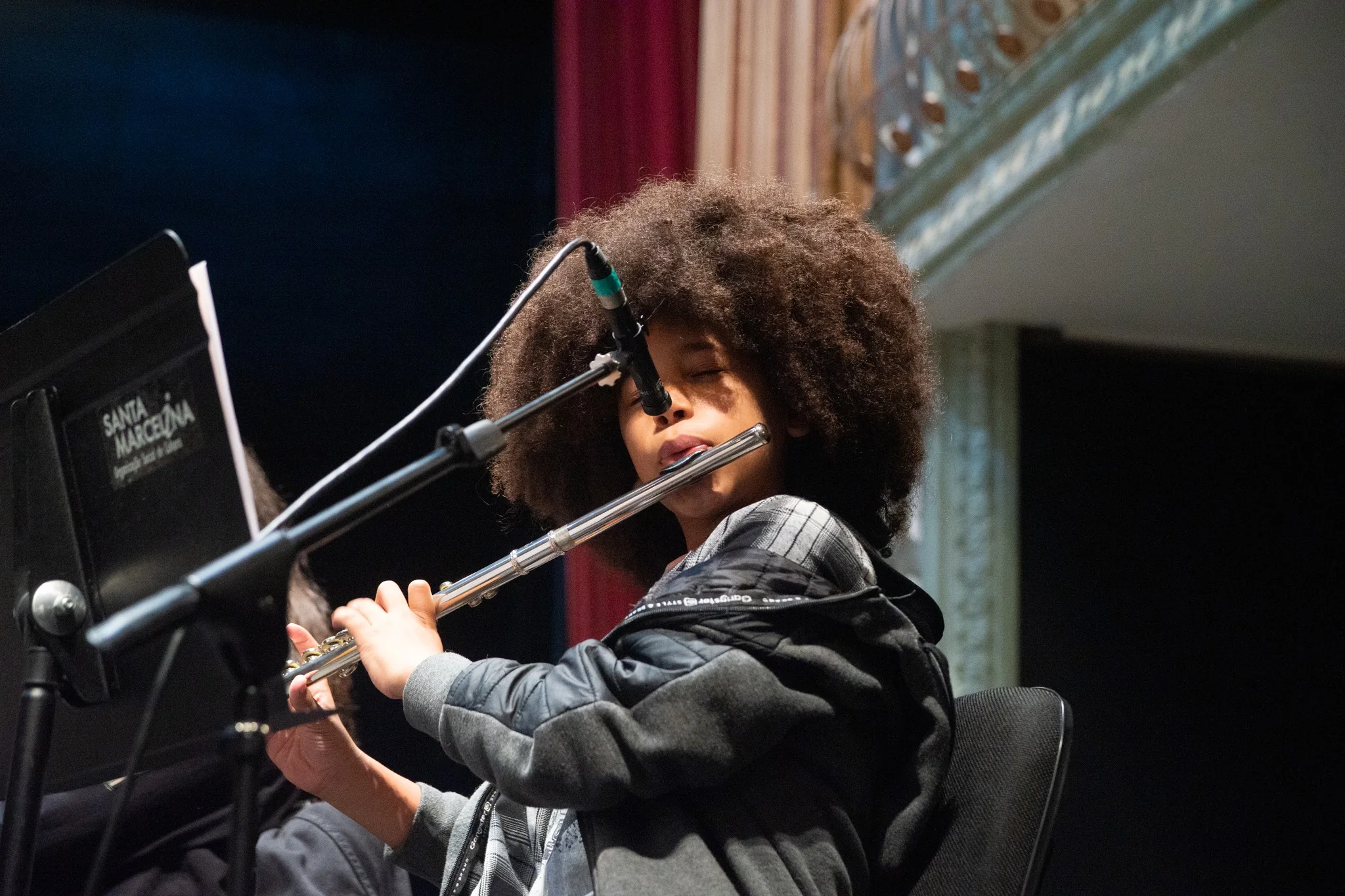Imagem de alunos vestidos de roxo