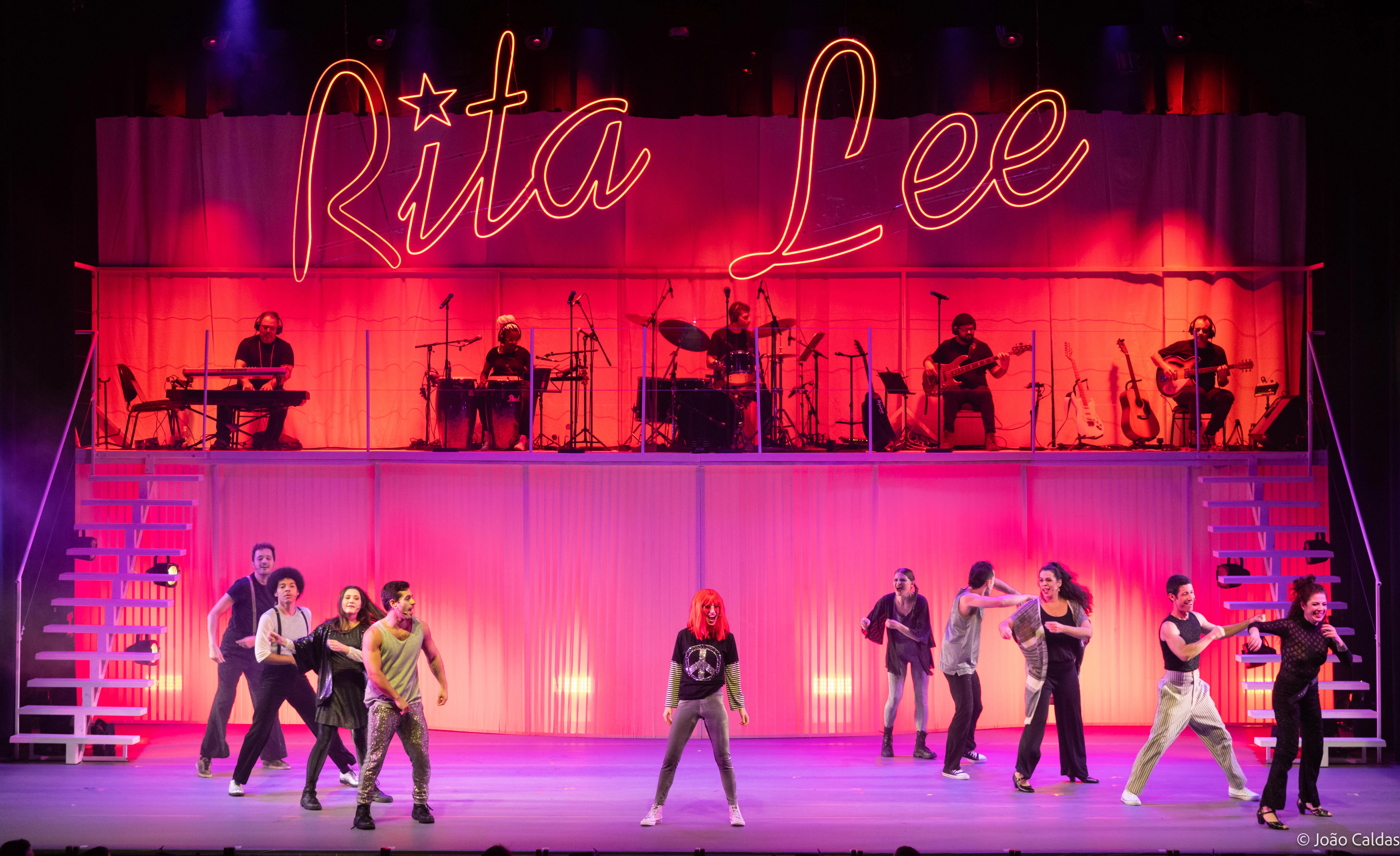 Imagem de alunos vestidos de roxo